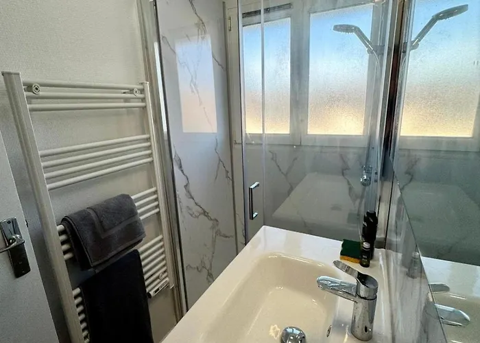 Paul Bert#4 - Newly Renovated 2-bedroom Near Chantiers *