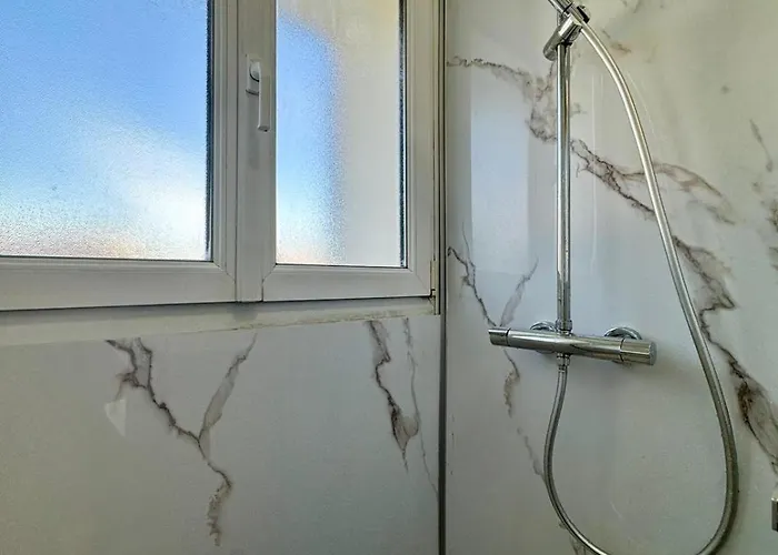 Paul Bert#4 - Newly Renovated 2-bedroom Near Chantiers