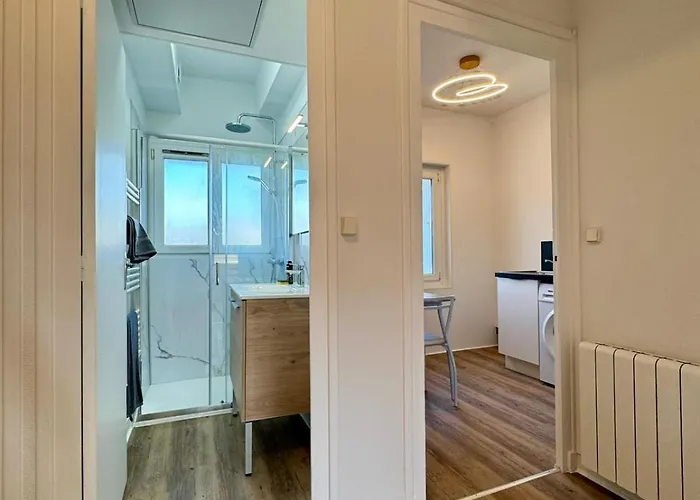 Paul Bert#4 - Newly Renovated 2-bedroom Near Chantiers Apartment *