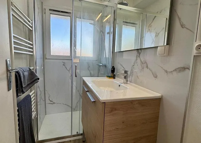 Paul Bert#4 - Newly Renovated 2-bedroom Near Chantiers *