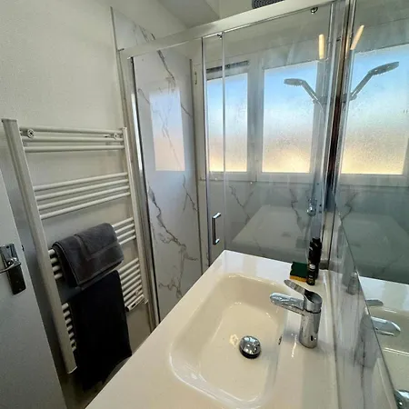 Paul Bert#4 - Newly Renovated 2-bedroom Near Chantiers *