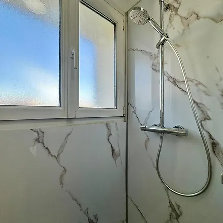 Paul Bert#4 - Newly Renovated 2-bedroom Near Chantiers