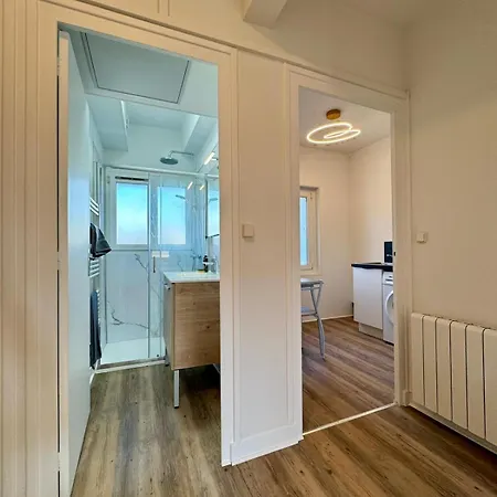 Paul Bert#4 - Newly Renovated 2-bedroom Near Chantiers Apartment *