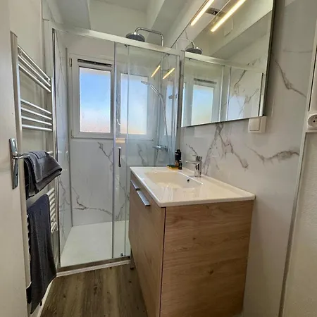 Paul Bert#4 - Newly Renovated 2-bedroom Near Chantiers *